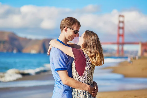 Romántica pareja amorosa teniendo una cita en la playa Baker en San Francisco — Foto de Stock