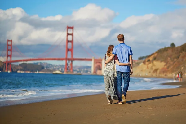 Romantisches Liebespaar bei einem Date am Strand eines Bäckers in San Francisco — Stockfoto