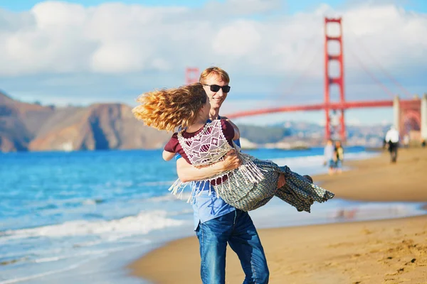 Romántica pareja amorosa teniendo una cita en la playa Baker en San Francisco —  Fotos de Stock