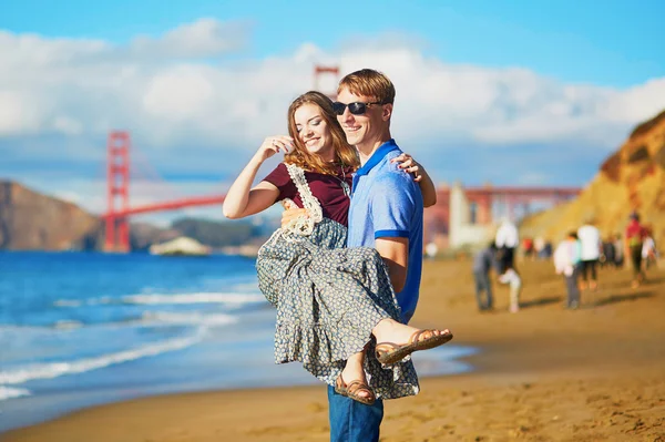 Romántica pareja amorosa teniendo una cita en la playa Baker en San Francisco — Foto de Stock