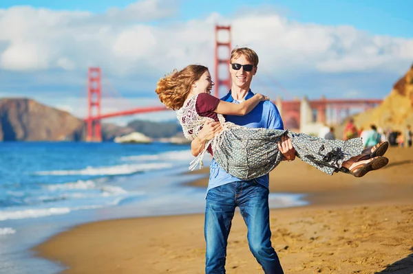 Casal amoroso romântico ter um encontro na praia Baker em San Francisco — Fotografia de Stock