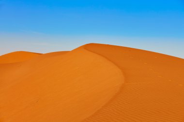 Sahara çölünde kum tepeleri