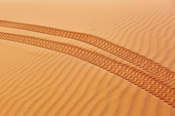 Wiel track op zand in de Sahara woestijn — Stockfoto