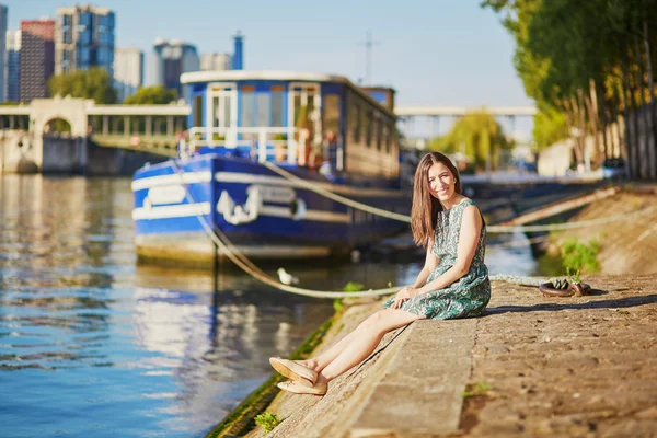 Vacker ung kvinna som parisiska — Stockfoto