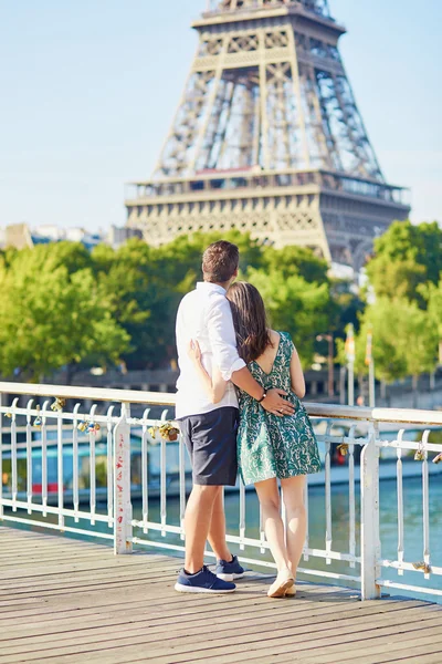 Молодий романтична пара, проводячи свою відпустку в Парижі — стокове фото