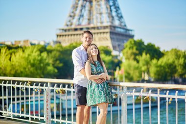 Paris tatillerini geçirmek genç Romantik Çift
