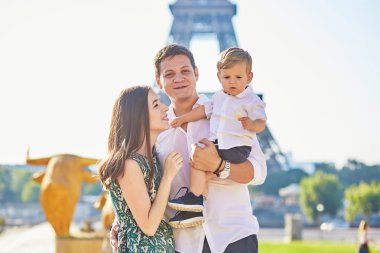 Mutlu aile Paris, Fransa'da kendi tatil keyfi
