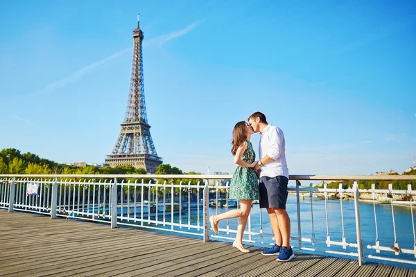 年轻对浪漫的情侣度假，在巴黎 — 图库照片