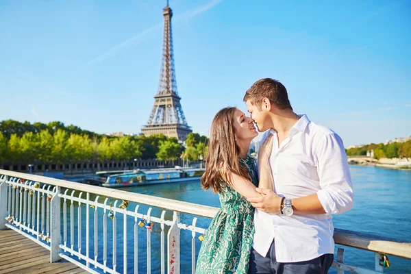 Jeune couple romantique passant leurs vacances à Paris — Photo