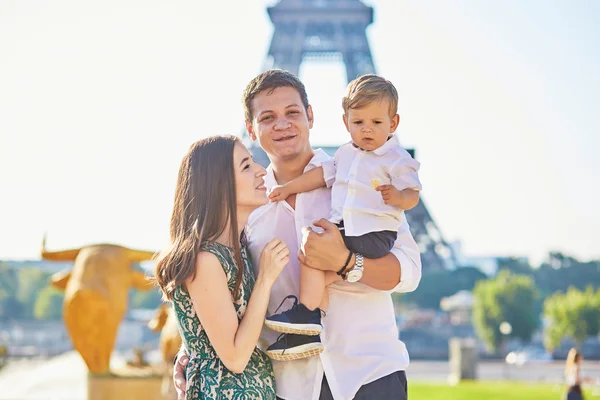 Glückliche Familie genießt ihren Urlaub in Paris, Frankreich — Stockfoto