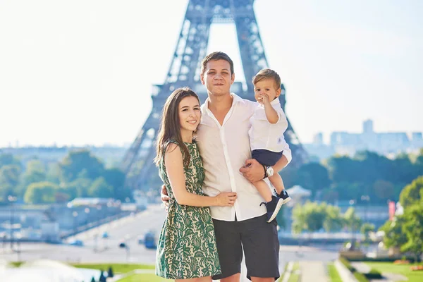 Счастливая семья, отдыхающая в Париже, Франция — стоковое фото