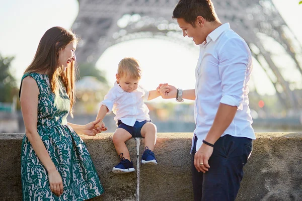 Счастливая семья из трех человек наслаждается отпуском в Париже — стоковое фото