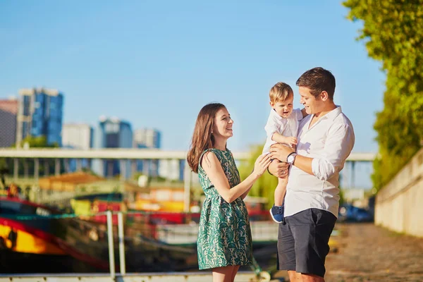 Bonne famille de trois personnes profitant de leurs vacances à Paris — Photo