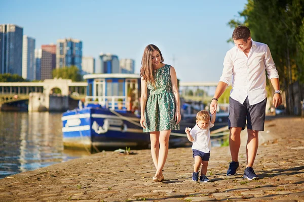 Glad familj på tre njuter av sin semester i Paris — Stockfoto