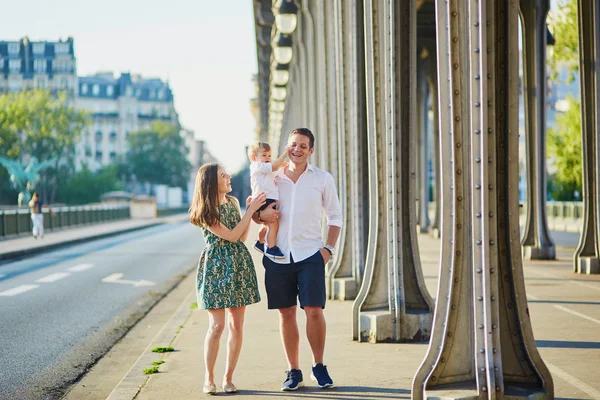 幸福的家庭，三个享受他们的假期在巴黎 — 图库照片