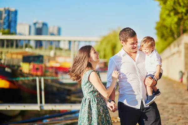 Happy family of three enjoying their vacation in Paris — Stock Photo, Image