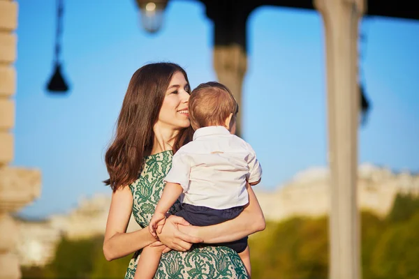 Paris, Fransa'da çok güzel onunla güzel genç anne — Stok fotoğraf