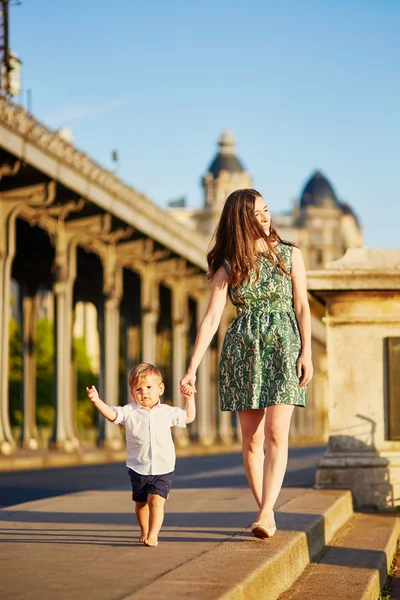 彼女はパリ、フランスで愛らしいと美しい若い母親 — ストック写真