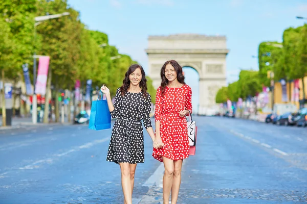 Hermanas gemelas felices haciendo compras en vacaciones en Francia — Foto de Stock