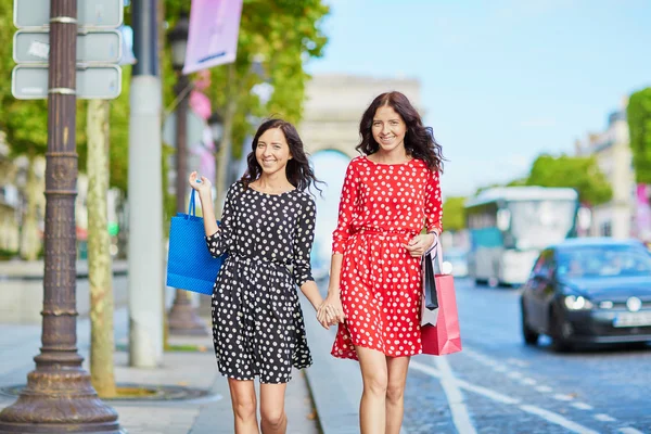 Gelukkig tweelingzusjes doen winkelen op vakantie in Frankrijk — Stockfoto
