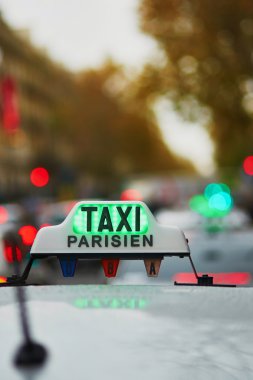 Yeşil taksi işareti Paris