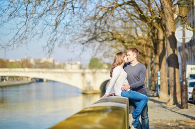 Paris'te genç Romantik Çift