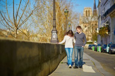 Paris'te genç Romantik Çift