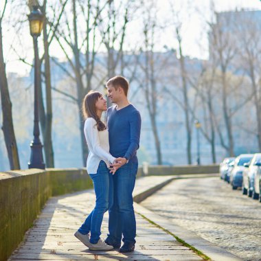 Paris'te genç Romantik Çift