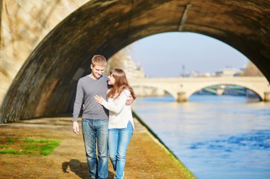 Paris'te genç Romantik Çift