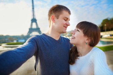 Turistler Paris'te Eyfel Kulesinin yakınında selfie yaparak mutlu çift