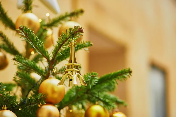 Kerstboom die versierd met kleine Eiffeltoren — Stockfoto