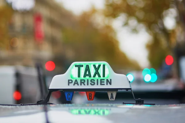 绿色出租车在巴黎的标志 — 图库照片