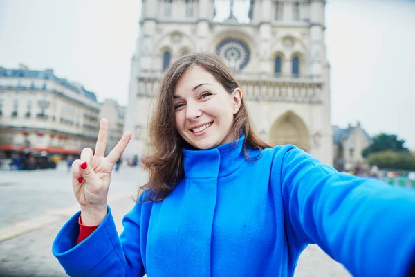 Mooie jonge toerist in Parijs — Stockfoto