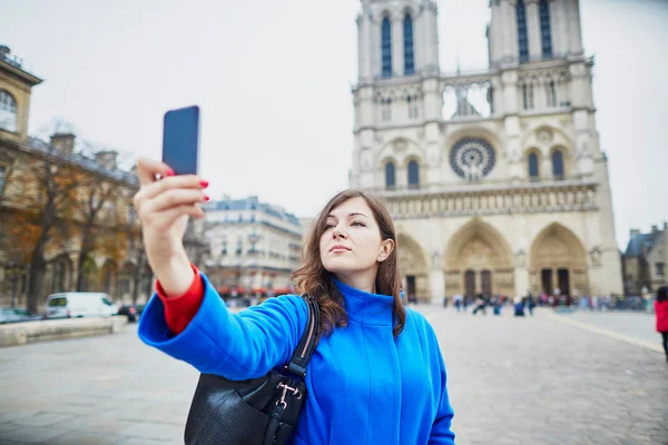 Schöne junge touristin in paris — Stockfoto