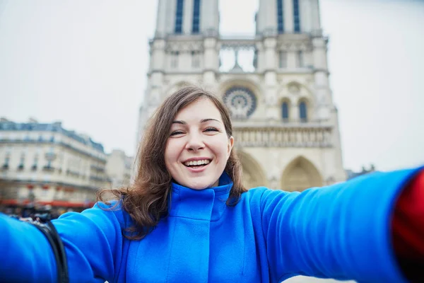 Beautiful young tourist in Paris — Stock Photo, Image