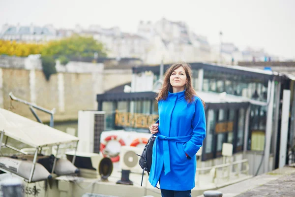Vacker ung turist i Paris — Stockfoto