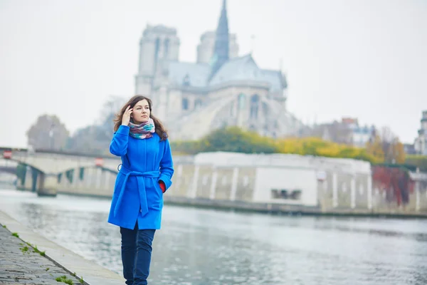 Beautiful young tourist in Paris — Stock Photo, Image