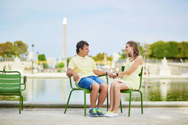 Vackra unga dating par i Paris — Stockfoto