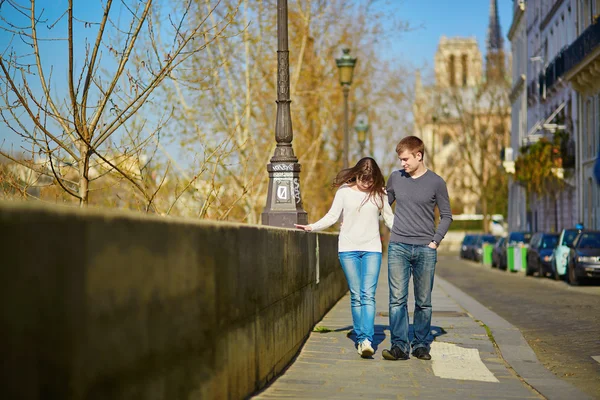 Jeune couple romantique à Paris — Photo