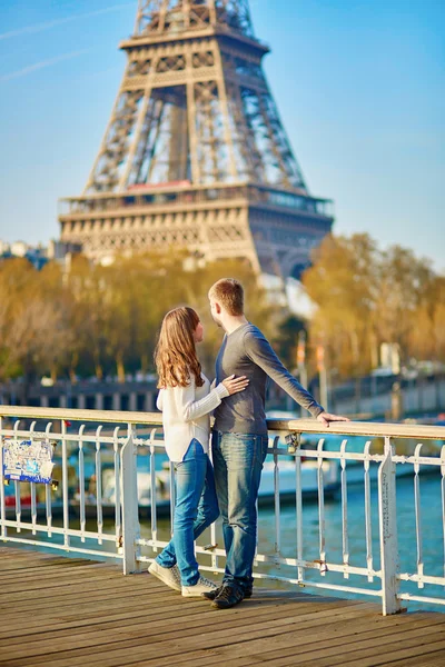 Jeune couple romantique à Paris près de la Tour Eiffel — Photo
