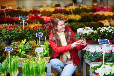 Taze çiçekler seçme güzel genç kadın 