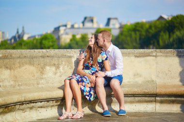 Seine dolgu üzerinde genç Romantik Çift