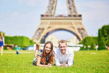 Paris'te Eiffel sahip Romantik Çift kule