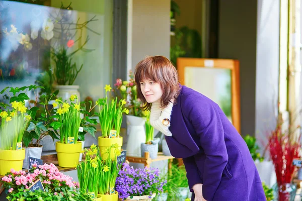 Beautiful young woman selecting fresh flowers — Stock Photo, Image