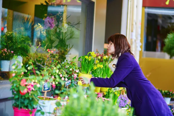 Beautiful young woman selecting fresh flowers — Stock Photo, Image