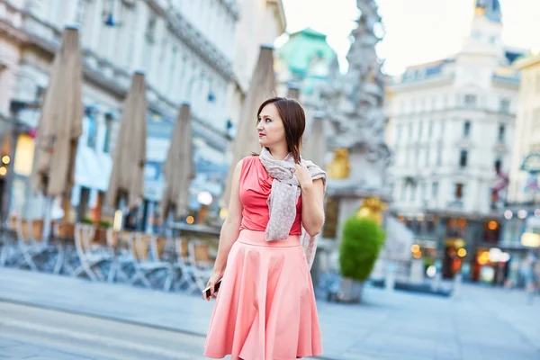 Schöne junge Touristin in Wien — Stockfoto