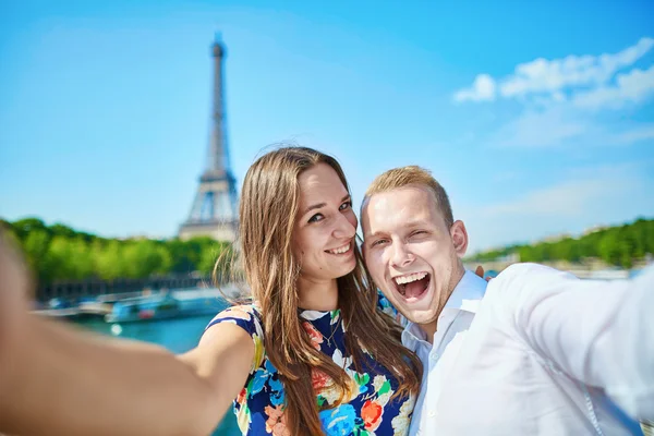 Pareja romántica tomando selfie en París — Foto de Stock