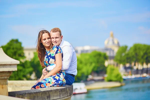 Young romantic couple on the Seine embankment — Stock Photo, Image