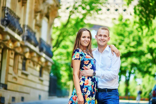 Jovem casal romântico ter um encontro em Paris — Fotografia de Stock