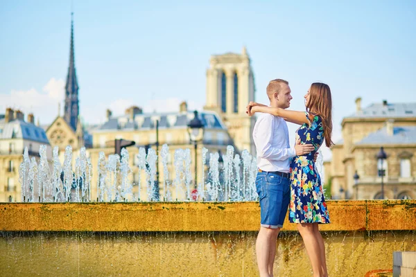 Couple romantique s'amuser ensemble près de la fontaine — Photo